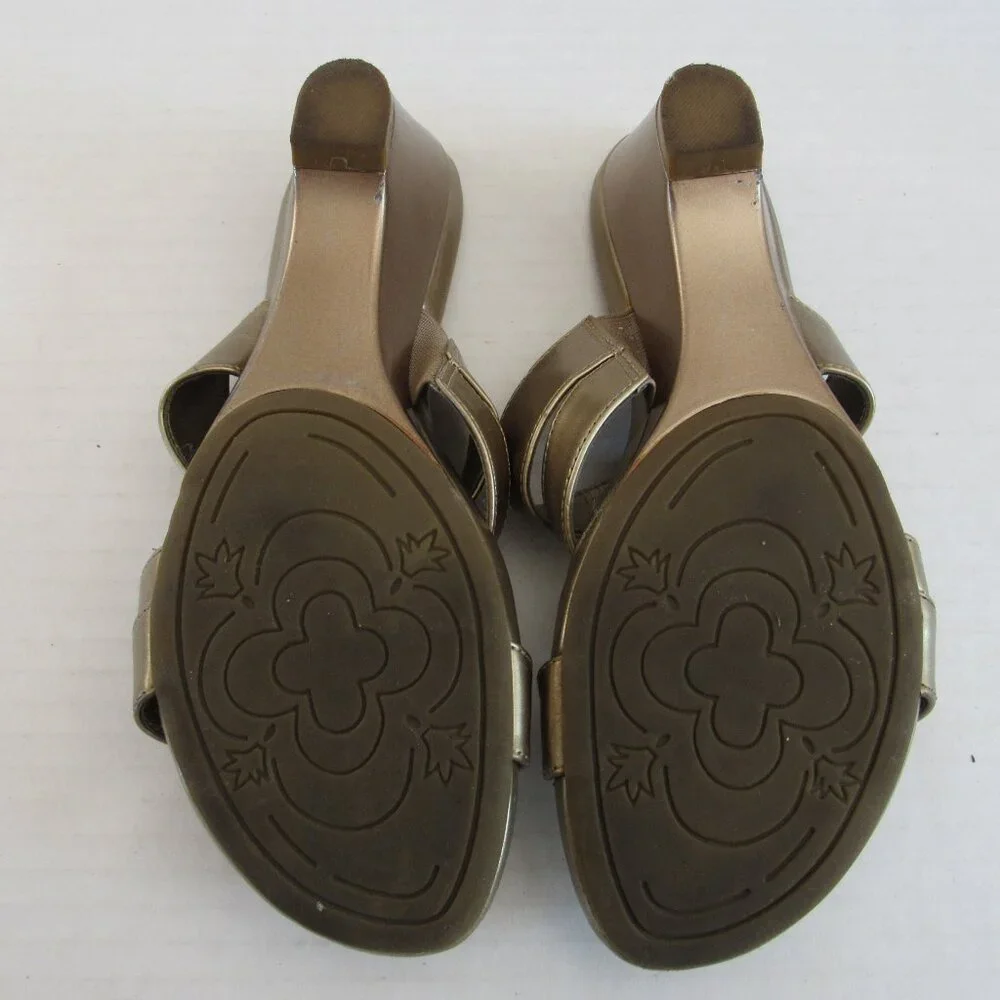 Jaclyn Smith Gold Strappy Slip On Open Toe Wedge Sandals Size 6.5M - Picture 14 of 14